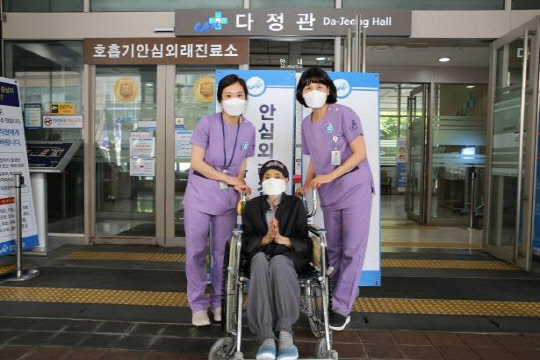 106세 국내 최고령 코로나19 완치 할머니 중앙대병원 퇴원 기념사진. 중앙대학교병원 제공